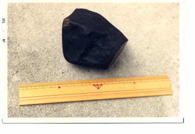 笠松隕石、下は20センチメートルのものさしの写真