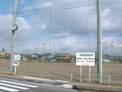 岐阜工業高校運動場を南側道路から見た風景