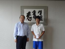 岩田選手と広江町長の写真