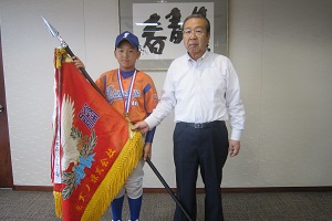 丹下皓太選手と広江町長の写真