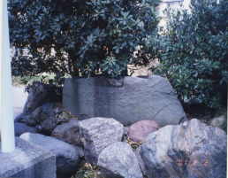 白鬚神社にある礎石の写真