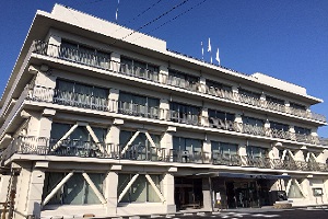 笠松町役場の庁舎を北東から見た全景