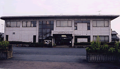 松枝公民館および松枝支所の建物を北側から見た全景