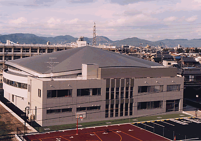 総合会館および下羽栗支所の建物を南側から見た全景