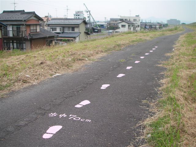 木曽川橋から緑地公園の堤防中段のコースにある足跡の写真