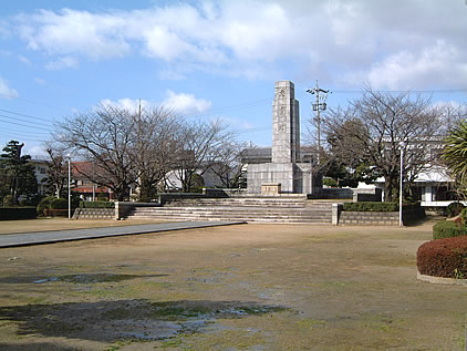 忠霊塔広場を広場の東側から見た風景