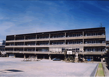 笠松中学校の校舎を南側から見た風景