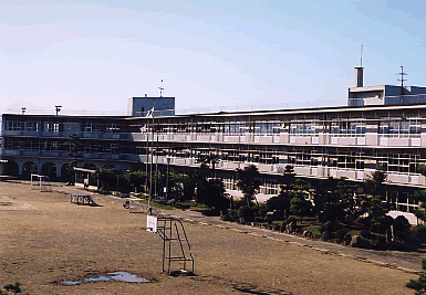 松枝小学校の校舎を南側運動場から見た風景