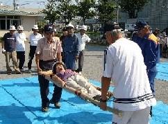 担架による応急救護訓練風景