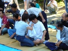 三角巾による応急救護訓練風景