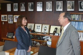 広江町長に出発の報告をする服部保健師