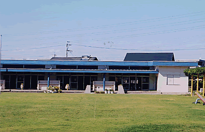 下羽栗保育所の建物を東側の運動場から見た風景