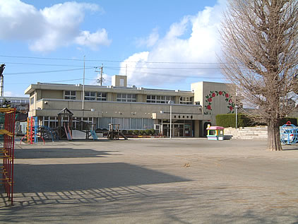 笠松保育園の建物を東側の運動場から見た風景