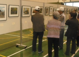 作品を鑑賞されている皆さんの写真