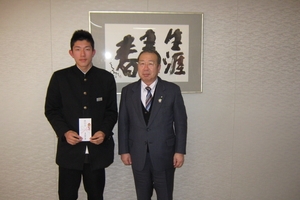 安藤選手と広江町長の写真 安藤選手と広江町長の写真