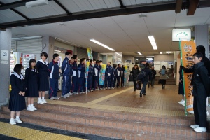 笠松駅でのあいさつ運動の様子