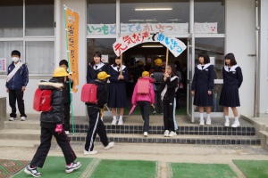 下羽栗小学校でのあいさつ運動の様子