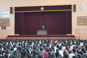 児童へお話をする町長