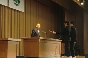 表彰状を受け取る生徒会長