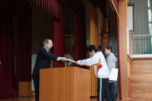 表彰を受ける6年生