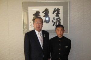 野球選手と広江町長の写真