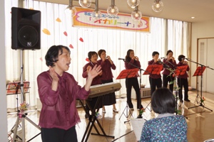 オカリナを演奏するメンバー