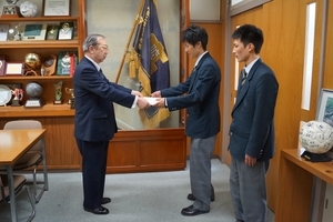表彰状を受け取る生活委員長