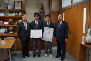 校長先生と代表生徒と町長