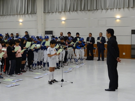元気に綱領を読み上げる子どもたちの写真
