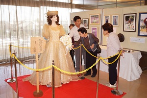 文化フェスタドレスの展示の様子