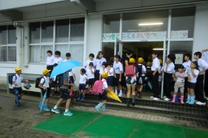 小中学生が一緒にあいさつ運動