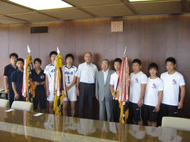 選手と広江町長の写真