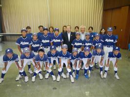 松枝野球スポーツ少年団の方々と広江町長の写真