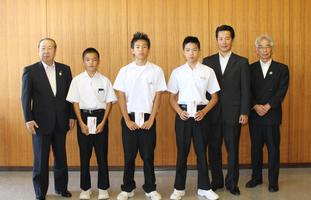 笠松中学校生徒の激励の写真