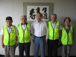 選手と広江町長の写真