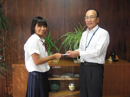 水谷さんと川部副町長の写真