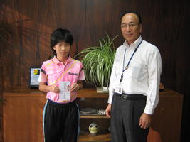 板橋さんと川部副町長の写真