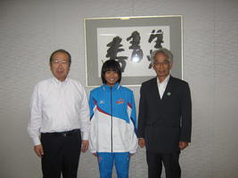 水谷さんと広江町長と宮脇教育長の写真