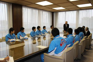 選手のみなさんへ激励する町長の写真
