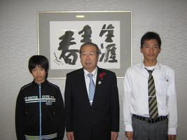 選手と広江町長の写真