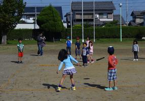 ドッヂビーで白熱する子どもたちの写真