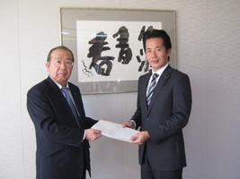 広江町長より回答書を受け取る田中会長の写真