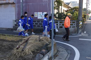 町内会長さんと共にゴミを集める中学生