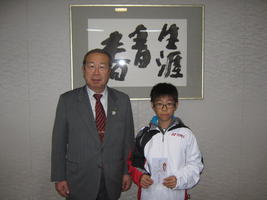 大里選手と広江町長の写真