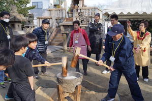 お餅つきの様子