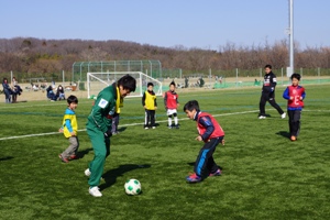 選手からボールを捕ろうと頑張る小学生