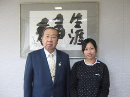 木部選手と広江町長の写真