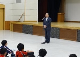 町長から激励を受ける子どもたちの写真.jpg