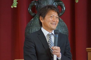 トークショーをする森山泰行さんの写真