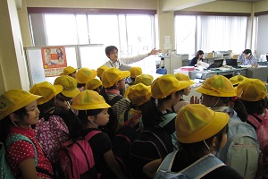 庁舎内見学の様子